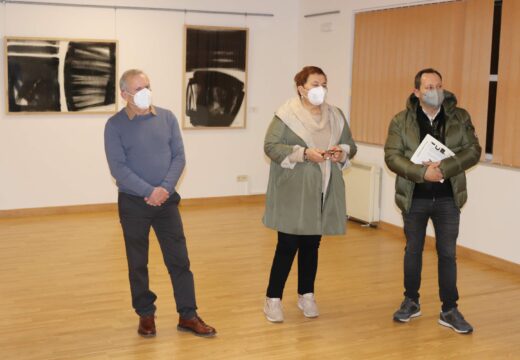 A Casa da Cultura de Lousame acolle ata o 31 de marzo “Noir Blanc”, unha exposición de 27 obras creadas polo pintor Veiras Manteiga